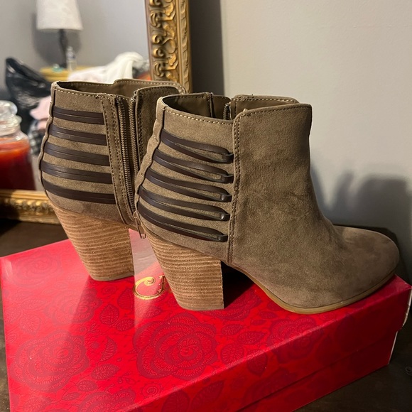 Carlos Santana Shoes - 🌸 Ladies Carlos Santana ankle booties in excellent condition! Quick shipping!